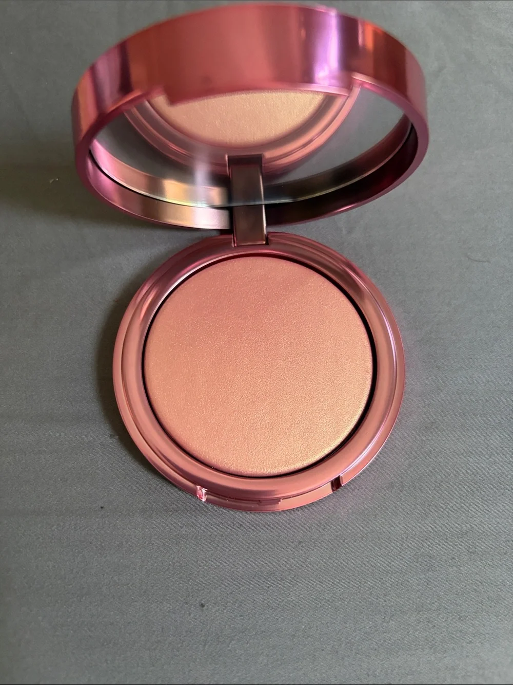 Pat McGrath Divine Rose highlighter Round Compact Palette – Rose Pink